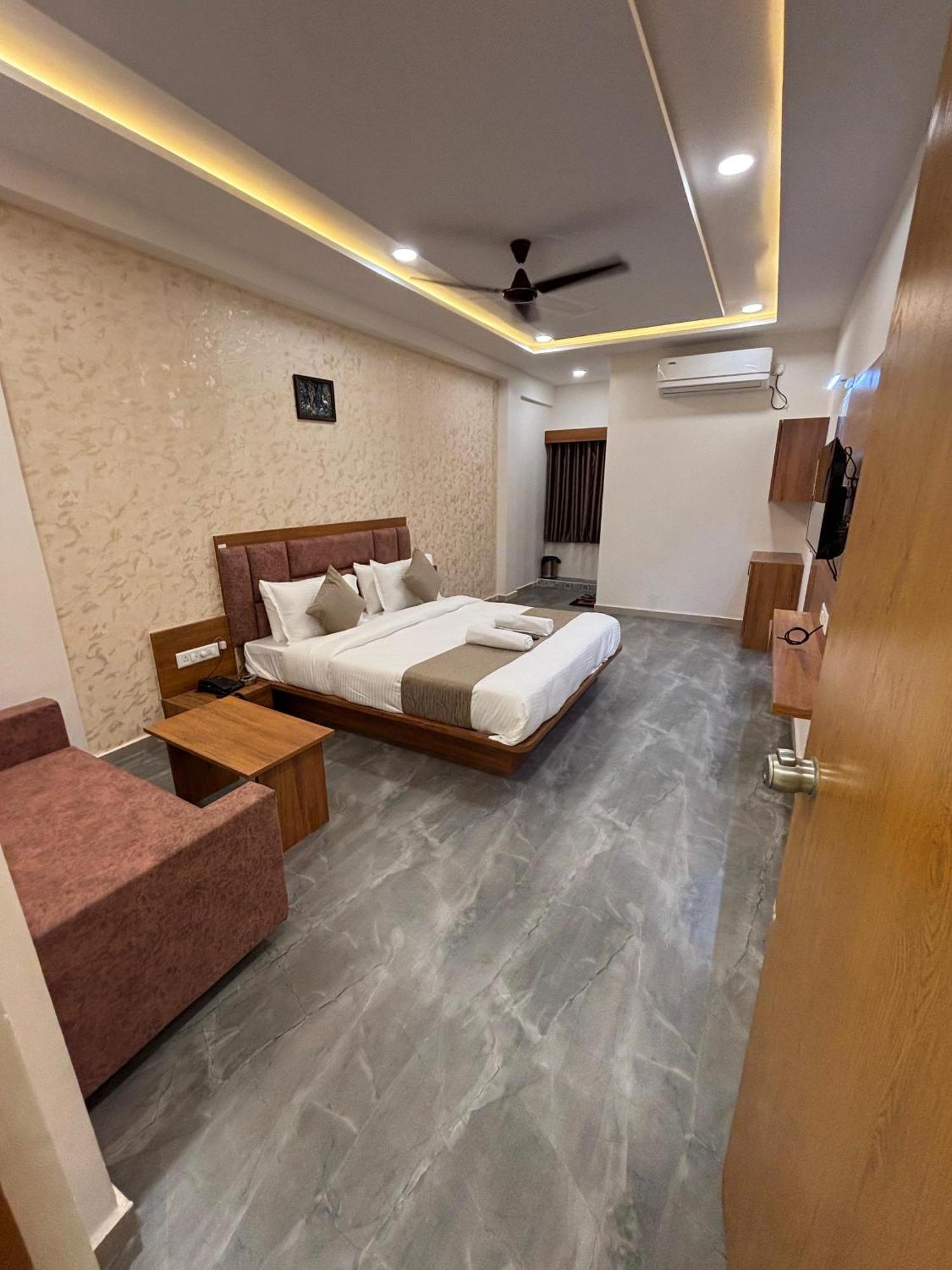 Hotel Mountain Bharuch Buitenkant foto