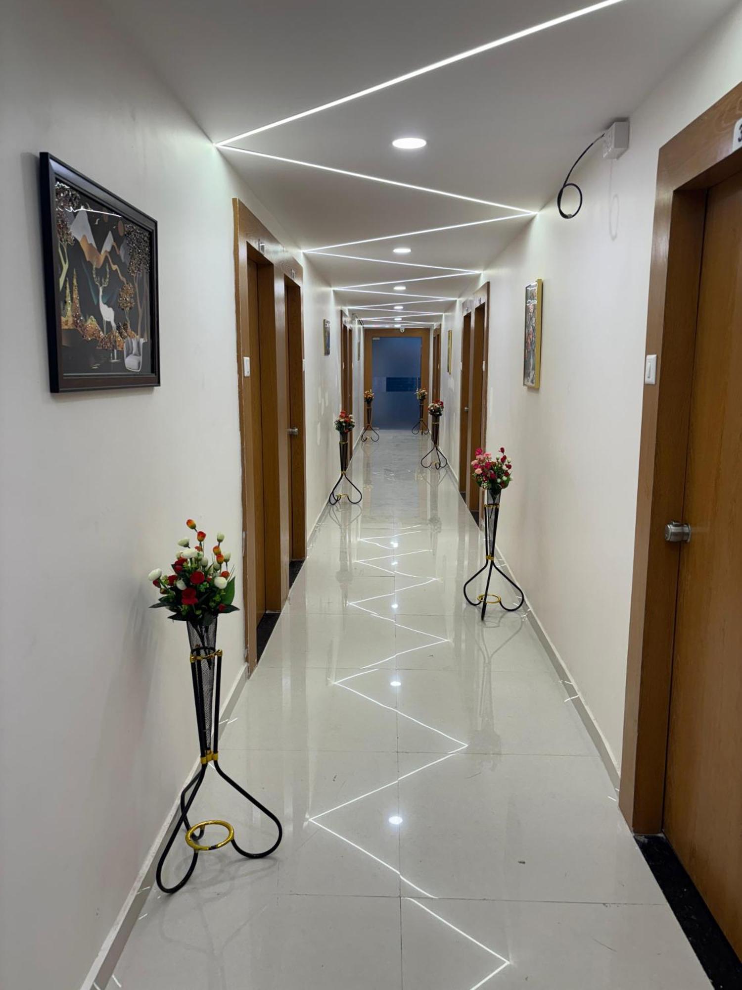 Hotel Mountain Bharuch Buitenkant foto