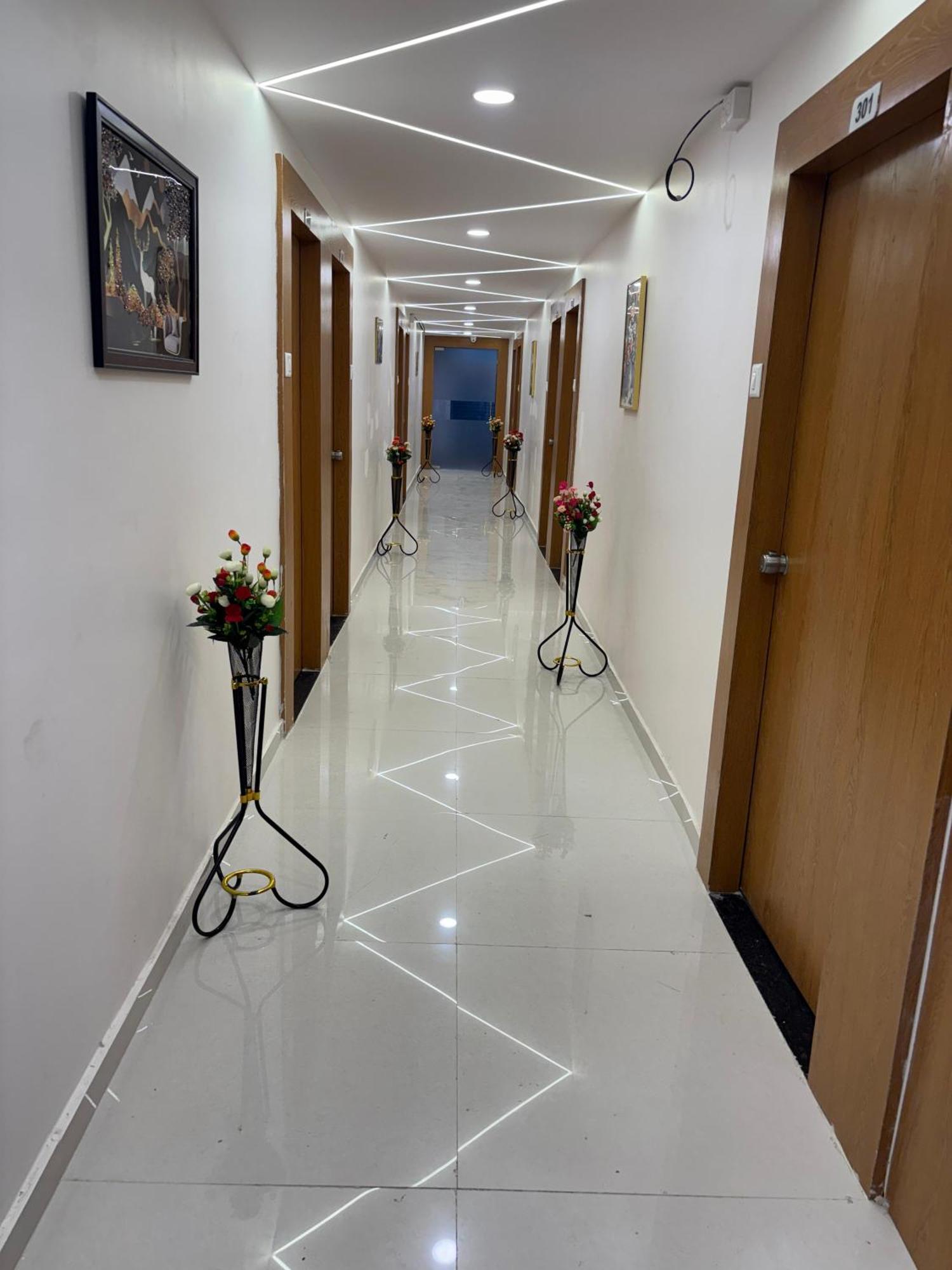 Hotel Mountain Bharuch Buitenkant foto