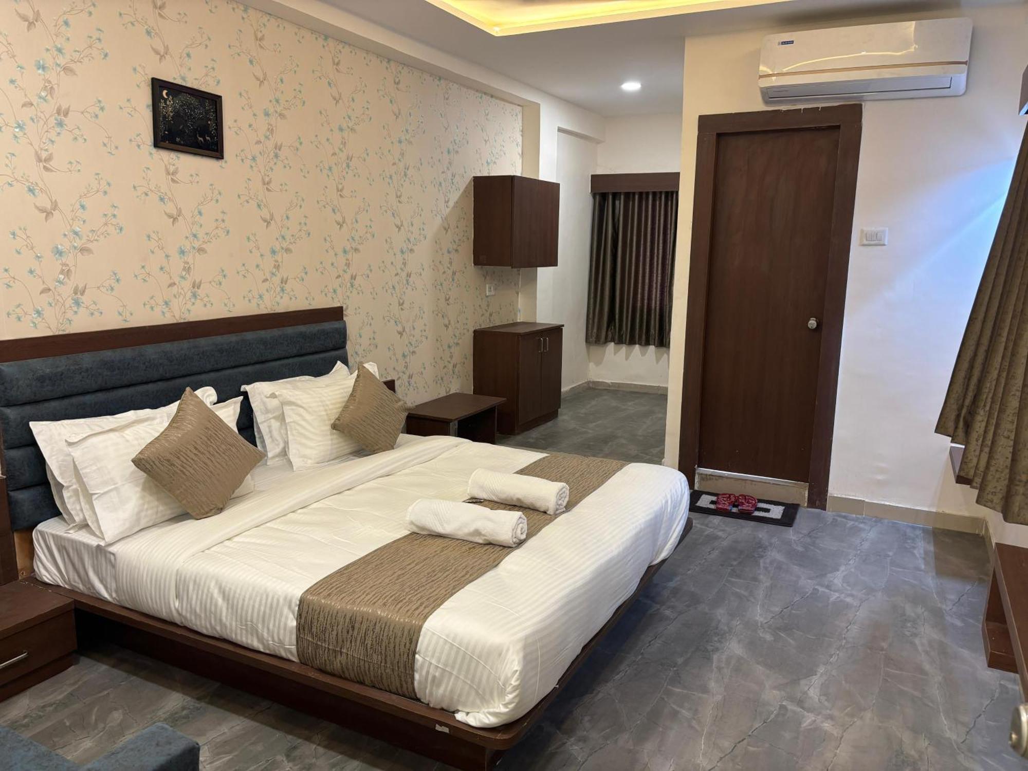 Hotel Mountain Bharuch Buitenkant foto