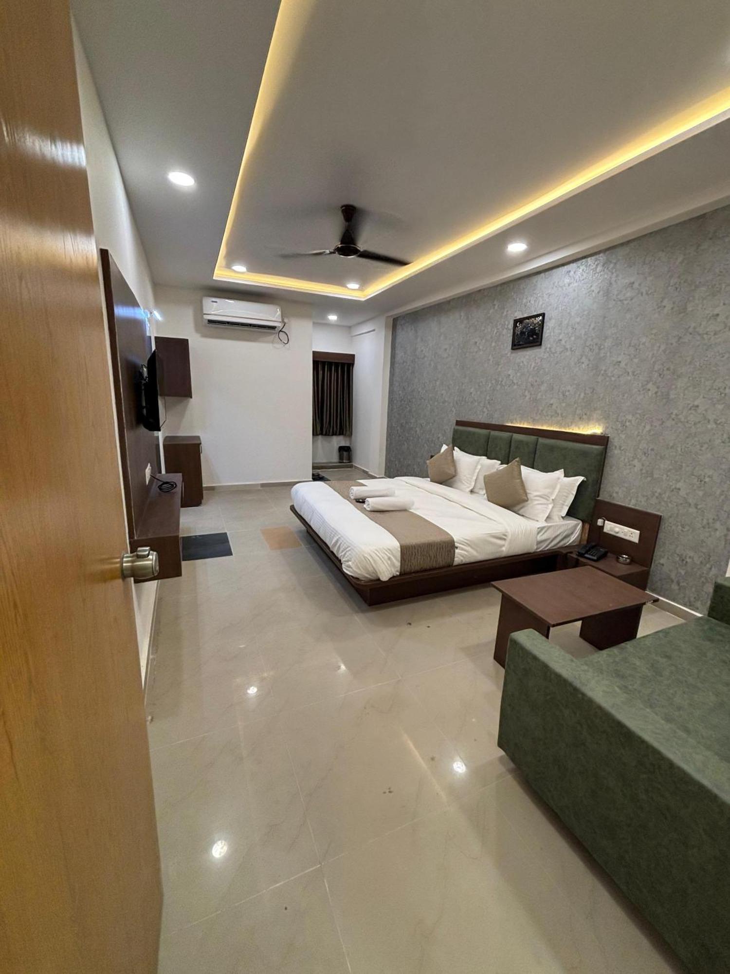 Hotel Mountain Bharuch Buitenkant foto