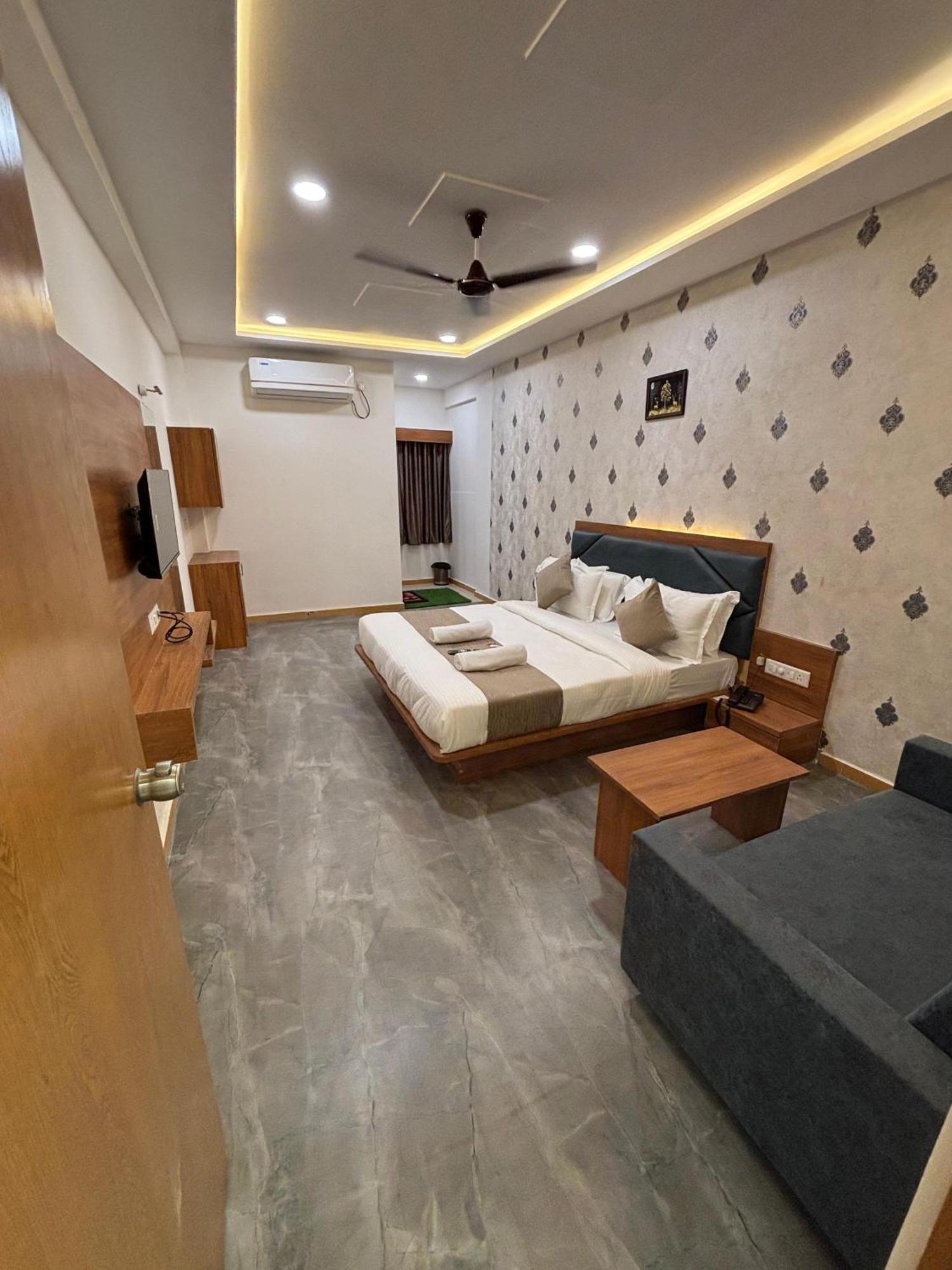 Hotel Mountain Bharuch Buitenkant foto